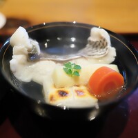 しの田 - お椀は正月仕様でお餅や金時人参。鯛の身がはみでそう(@_@)