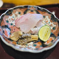 しの田 - お造りの鯛は胃袋やら皮、腸、ジャバラなんかも添えて。臭み一切なし！