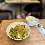 カフェ アンリ・ファーブル - ■サラダ ￥250■スープ(杉並産シルクスイートのポタージュ)