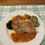 ペンションあすか - 大山鶏のロースト。ここにも付け合わせの野菜たっぷり。