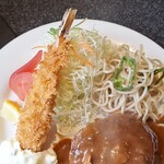 ロビン - 千切りキャベツと添えられた炒めスパが良い