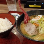 ８番らーめん - 野菜こく旨らーめんとライス(中)、880+220円。