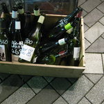 Nami - 値段、特徴を記したワインの瓶