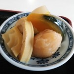 ひだのかみ - トンカツ定食に付いてくる小鉢もじゃがいも・かぼちゃ・筍・大根の煮物と豪勢！割烹ならではですね＾＾