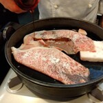 近江かね安 - お肉を焼きます