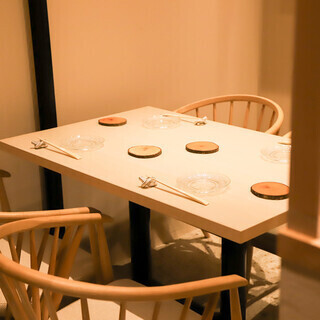 4名テーブルが一席ございます。