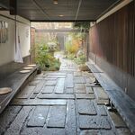 近江肉せんなり亭 伽羅 - 暖簾をくぐると石畳