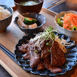 夕方までのゆったりランチ。ボリューミーで人気です♪