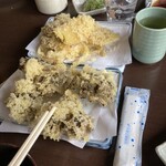 岩戸屋 - 天ざるうどんの天ぷら手前は舞茸天のみです