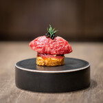 USHIGORO S. - キャビアと和牛の燻製タルタル