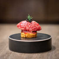 USHIGORO S. SHINJUKU - キャビアと和牛の燻製タルタル