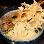 大地のうどん 東京馬場店 - 具沢山うどん大盛り 肉トッピング　麺は少し透明感がありモチモチ