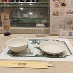 北京料理桂蘭 - 気品のあるカウンター席に白色の食器がよく似合います(o^^o)