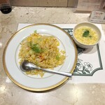 北京料理桂蘭 - 蟹レタス炒飯には玉子スープが付きます(o^^o)