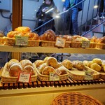 テコナ　ベーグルワークス - お外ではこんな感じに並んでます