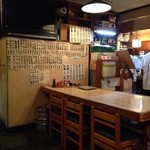 大衆居酒屋 松島 - 壁面にずらりと並んだ品書き。