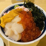 海鮮丼専門五鉃 沼津本店 - いくら側から