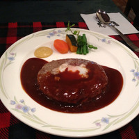 くいしんぼー山中 - ハンバーグランチ2800円のメイン。ムチっとした弾力