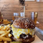 ウェスタンカフェダイナーテキサスカウボーイ - 訪問日 2025.1.2 昼
                                コルビージャックチーズバーガー　2100円（税込）