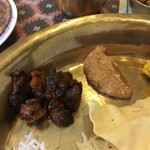 インド料理 パリワル - 右は、トマトと焙煎した亜麻仁の風味が見事に融合したアラスコチョップ、左はメニューシートには記載されていなかった料理なのですが、炒められたマトンの香ばしさが凝縮したような素晴らしい味わいでした♪