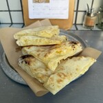 Sajilo Cafe - ■カレー2種セット×2(チキン、マトン、野菜、バターチキン)ラッシー、バナナラッシー、サラダ¥1,400＋チーズナン変更¥220