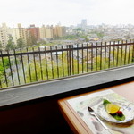 松魚亭 - 水菓子（グレープフルーツのゼリー）と市街地の眺め