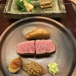 東山 吉寿 - 近江牛ヒレステーキ、揚げた海老芋、ブロッコリー