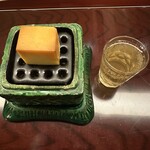 東山 吉寿 - 定番のスモークチーズとハイボール