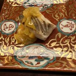 東山 吉寿 - マナガツオの塩焼きに金柑