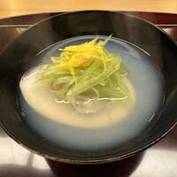 東山 吉寿 - 蛤のお吸い物に葉牛蒡、柚子