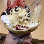 圧倒的クレープ専門店 悪魔のつぶやき - ホイップクリームの下のアイスクリームを発掘