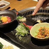 蕃 YORONIKU - 本日のお刺身2種、ユッケ 