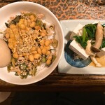 タイニーカフェ - 納豆丼煮卵付き、冷奴