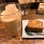 タイニーカフェ - アイスチャイ、バナナケーキ