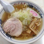 矢車食堂 - ラーメン(600) 動物系のしっかりしたスープは塩味の輪郭もはっきり。