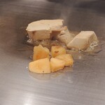 八重洲 steak & seafood 鉄板焼き 一心 - デカいフォアグラ、リンゴのコンポート フォアグラの脂をまとって、合わない訳がない