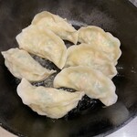 餃子 天福居 - 鉄のフライパンで焼いてみた！
