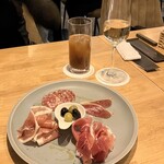 炭火とスパイス ヨドバル - 生ハムとサラミとオリーブ