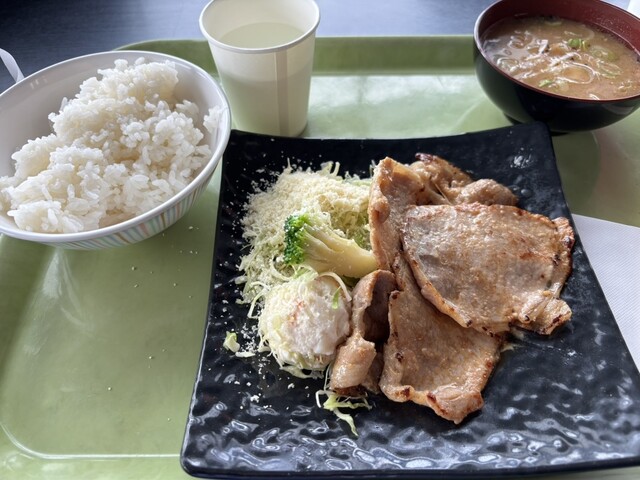 会津高原スキー場レストハウスで温かな食事と絶景を楽しむ