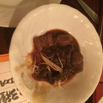 びすとろUOKIN - 牛モツの赤ワイン煮込みを取り分けたの図