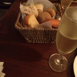 びすとろUOKIN - お通しバゲットは大切に