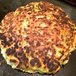 お好み焼きもんじゃ茶々 - ４分間焼いて、ひっくり返しました。少し火が強かったかもしれませんね。