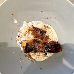 エピセ - ポアソンは愛媛県産真鯛のムニエル。 写真の通り、バリバリに香ばしく焼かれた鯛。 ただ、これでパサパサだったら・・ 皮目はほんとにバリバリ。 ほんわりふっくらした柔らかさと鯛の香りで口の中が満たされます。