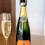 エピセ - まずはこいつから。 ここの定番のCAVAです。 お腹はペコペコ。 喉はカラカラ。 まぁ、そうなるように調整してたわけですが。