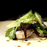 エピセ - 甘い豚に対し、塩とスパイスでしっかり味つけされた鶉がメキメキと主張してくるんです。 この甘さから塩っけの変化が意外性をもって楽しませてくれます。 食欲を開かせる役割をきっちりと決めてきます。