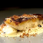 エピセ - 予想を超える旨さです。 フライパン１つでここまでできちゃうマジック。 揚げたような皮目とふくよかな白身の真逆の食感のコントラストが楽しい。 ソースはバターや生クリームをたっぷり使った魚介リゾット。 ゴージャスな一皿に仕上がってます。 ギリギリの塩使い。 ムシュ阪口も魔法使いです。