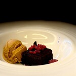 エピセ - どちらもビターな大人の味わい。 どちらも苦みをぐっと前に出して、これが酒に合う！ ドライラズベリーの可愛い酸味がいいアクセント。 酒を呼びますなぁ。