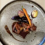 エピセ - 本日の主菜は長崎県産黒毛和牛ロースのロティ。 これはもう、言わずもがなです。 これまでの塩の旨味をぐっと抑えてソースを全面に。 このリズム感、せめぎ合いがいいですね。