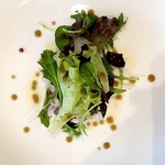 エピセ - スペイン産鶉肉のバロティーヌ。 鶉を豚の脂身で巻いてます。 咀嚼ごとに、豚に巻かれた内側からリエット と粗いパティの中間のような食感の鶉がムニ ムニにっと顔を出してきます。 ドット状のソースが美しいだけでなく、いい仕事してます。