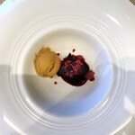 エピセ - デセールはガトーショコラ。 塩キャラメルアイスがつけあわせ。 ここのデセールはいつもシンプルだけど、大人の味つけ。